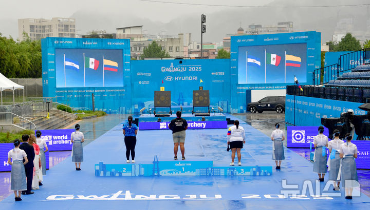 [광주=뉴시스] 류형근 기자 = 9일 오후 광주 동구 5·18민주광장에서 열린 광주2025현대세계양궁선수권대회 컴파운드 여자 개인전 시상식이 열리고 있다. 2025.09.09. hgryu77@newsis.com