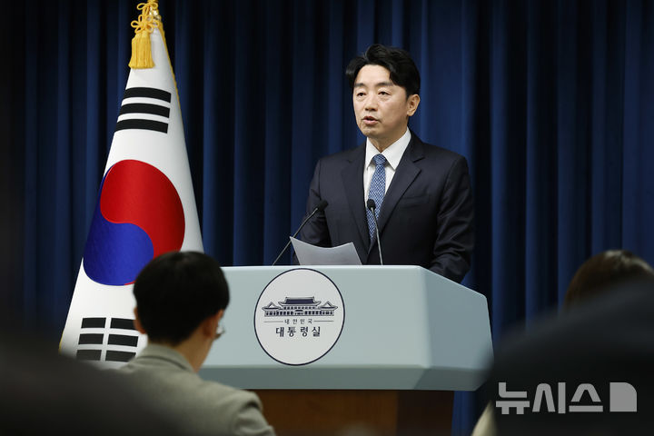 [서울=뉴시스] 최동준 기자 = 강훈식 비서실장이 9일 서울 용산 대통령실 청사에서 인선 관련 브리핑을 하고 있다.대통령실은 중앙선관위원장 후보자에 위철환 변호사, 국민통합위원장에 이석연 전 법제처장, 국가건축정책위원장에 김진애 전 의원, 대통령실 인사수석에 조성주 한국법령정보원장, 대중문화교류위원회 공동위원장에 박진영 JYP엔터 대표를 발표했다. 2025.09.09. photocdj@newsis.com