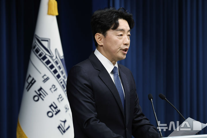 [서울=뉴시스] 최동준 기자 = 강훈식 비서실장이 9일 서울 용산 대통령실 청사에서 인선 관련 브리핑을 하고 있다.대통령실은 중앙선관위원장 후보자에 위철환 변호사, 국민통합위원장에 이석연 전 법제처장, 국가건축정책위원장에 김진애 전 의원, 대통령실 인사수석에 조성주 한국법령정보원장, 대중문화교류위원회 공동위원장에 박진영 JYP엔터 대표를 발표했다. 2025.09.09. photocdj@newsis.com