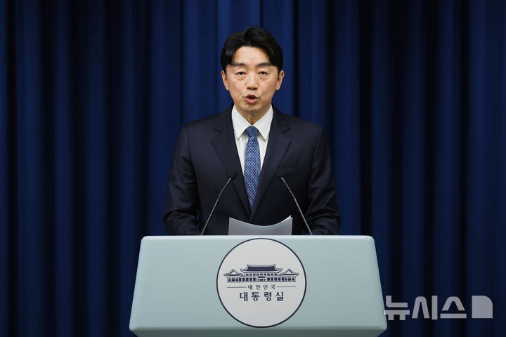 [서울=뉴시스] 최동준 기자 = 강훈식 비서실장이 9일 서울 용산 대통령실 청사에서 인선 관련 브리핑을 하고 있다.대통령실은 중앙선관위원장 후보자에 위철환 변호사, 국민통합위원장에 이석연 전 법제처장, 국가건축정책위원장에 김진애 전 의원, 대통령실 인사수석에 조성주 한국법령정보원장, 대중문화교류위원회 공동위원장에 박진영 JYP엔터 대표를 발표했다. 2025.09.09. photocdj@newsis.com