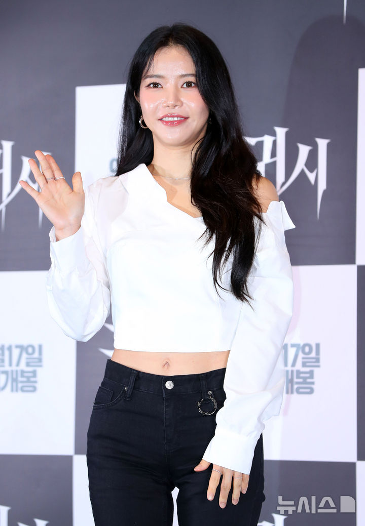 [서울=뉴시스] 김혜진 기자 = 그룹 마마무 솔라가 9일 오후 서울 용산구 CGV용산아이파크몰에서 열린 영화 '귀시' 언론시사회에서 포즈를 취하고 있다. 2025.09.09. jini@newsis.com