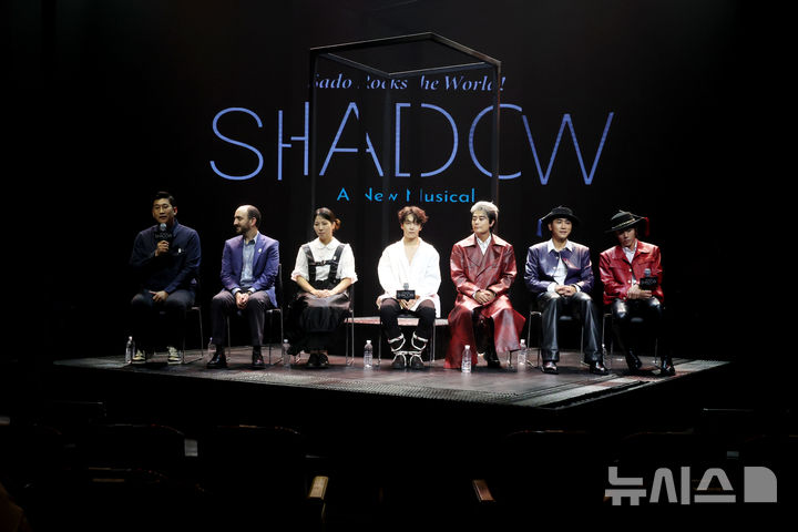 [서울=뉴시스] 박진희 기자 = 뮤지컬 '쉐도우' 연출 김현준(왼쪽부터), 작곡가 앤디(Andy Roninson), 작가 허재인, 사도 역의 진호, 영조 역의 박민성, 김찬호가 9일 서울 강남구 백암아트홀에서 기자간담회를 하고 있다. 뮤지컬 '쉐도우'는 사도세자와 영조의 이야기를 판타지 구조와 록 음악을 결합해 만든 2인극이다. 2025.09.09. pak7130@newsis.com