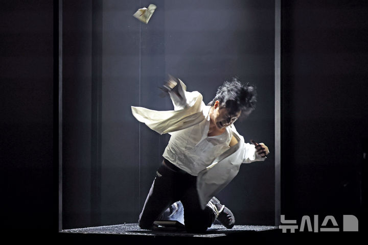 [서울=뉴시스] 박진희 기자 = 뮤지컬 '쉐도우' 출연 배우가 9일 서울 강남구 백암아트홀에서 주요 장면을 시연하고 있다. 뮤지컬 '쉐도우'는 사도세자와 영조의 서사를 판타지 구조와 록 음악을 결합해 만든 2인극이다. 2025.09.09. pak7130@newsis.com