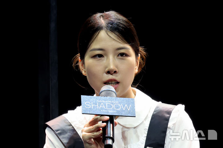 [서울=뉴시스] 박진희 기자 = 뮤지컬 '쉐도우' 작가 허재인가 9일 서울 강남구 백암아트홀에서 기자간담회를 하고 있다. 뮤지컬 '쉐도우'는 사도세자와 영조의 이야기를 판타지 구조와 록 음악을 결합해 만든 2인극이다. 2025.09.09. pak7130@newsis.com