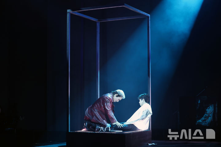 [서울=뉴시스] 박진희 기자 = 뮤지컬 '쉐도우' 출연 배우들이 9일 서울 강남구 백암아트홀에서 주요 장면을 시연하고 있다. 뮤지컬 '쉐도우'는 사도세자와 영조의 서사를 판타지 구조와 록 음악을 결합해 만든 2인극이다. 2025.09.09. pak7130@newsis.com