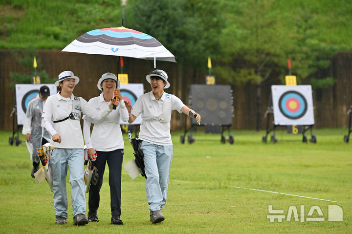 [광주=뉴시스] 이영주 기자 = 9일 오후 광주 남구 광주국제양궁장에서 열린 광주2025현대세계양궁선수권대회 리커브 여자 단체전 8강, 대한민국 여자 국가대표팀이 4강 진출에 성공한 뒤 기뻐하고 있다. 왼쪽부터 강채영·임시현·안산. 2025.09.09. leeyj2578@newsis.com