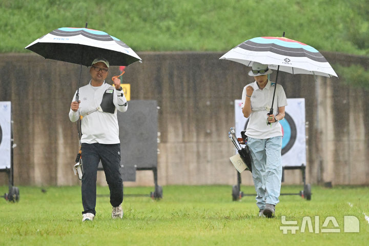 [광주=뉴시스] 이영주 기자 = 9일 오후 광주 남구 광주국제양궁장에서 열린 광주2025현대세계양궁선수권대회 리커브 혼성 4강, 대한민국 국가대표팀 김우진(왼쪽)·안산이 독일 국가대표팀을 상대로 승리하고 결승 진출에 성공하자 기뻐하고 있다. 2025.09.09. leeyj2578@newsis.com