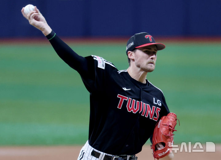 [서울=뉴시스] 김진아 기자 = 9일 서울 구로구 고척스카이돔에서 열린 2025 KBO리그 LG 트윈스와 키움 히어로즈의 경기, LG 선발 톨허스트가 역투하고 있다. 2025.09.09. bluesoda@newsis.com