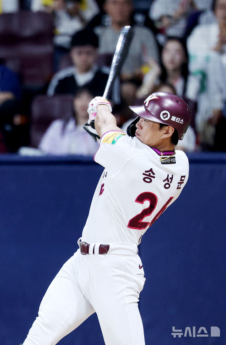 [서울=뉴시스] 김진아 기자 = 9일 서울 구로구 고척스카이돔에서 열린 2025 KBO리그 LG 트윈스와 키움 히어로즈의 경기, 4회말 1사 1,2루 키움 송성문이 1타점 적시타를 치고 있다. 2025.09.09. bluesoda@newsis.com