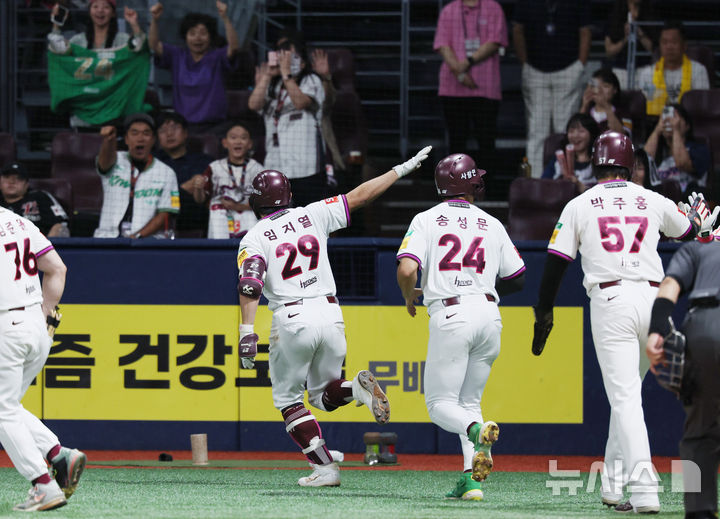 [서울=뉴시스] 김진아 기자 = 9일 서울 구로구 고척스카이돔에서 열린 2025 KBO리그 LG 트윈스와 키움 히어로즈의 경기, 4회말 1사 1,3루 키움 임지열이 역전 3점 홈런을 친 뒤 더그아웃으로 들어가며 팬들에게 인사하고 있다. 2025.09.09. bluesoda@newsis.com