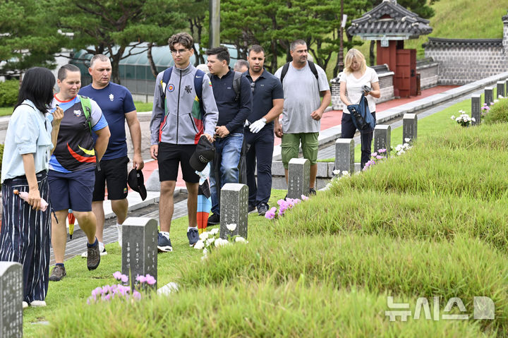 [광주=뉴시스] 박기웅 기자 = 2025 광주현대세계양궁선수권대회 선수단 대상 호스트 시티 투어에 참여한 리투아니아와 헝가리 선수단이 9일 오전 국립5·18민주묘지를 둘러보고 있다. 2025.09.09. pboxer@newsis.com