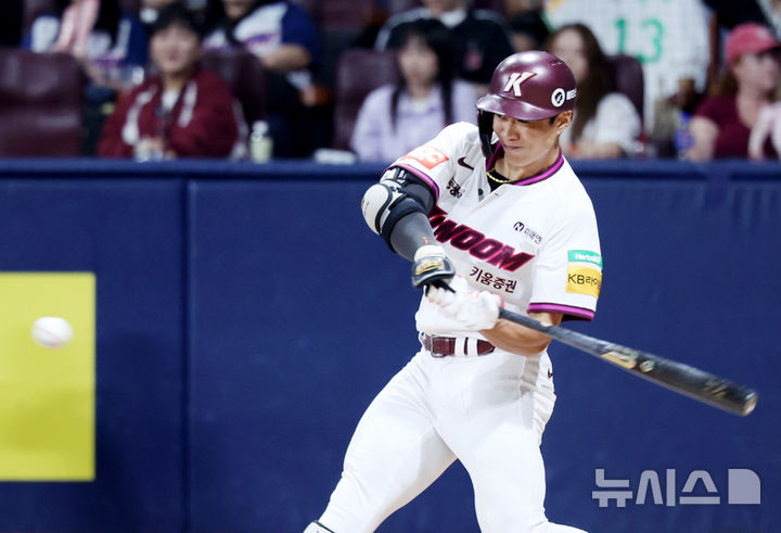 [서울=뉴시스] 김진아 기자 = 9일 서울 구로구 고척스카이돔에서 열린 2025 KBO리그 LG 트윈스와 키움 히어로즈의 경기, 6회말 무사 1,2루 키움 송성문이 1타점 2루타를 치고 있다.  2025.09.09. bluesoda@newsis.com
