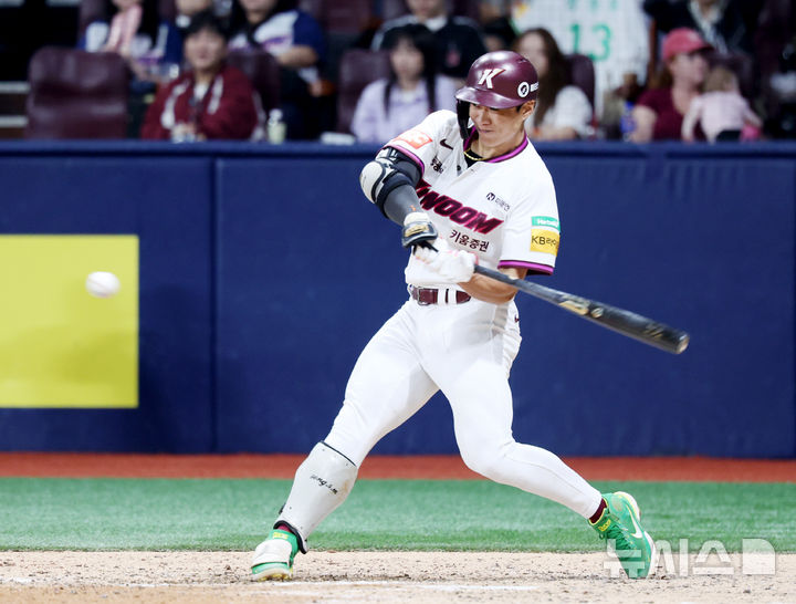 [서울=뉴시스] 김진아 기자 = 9일 서울 구로구 고척스카이돔에서 열린 2025 KBO리그 LG 트윈스와 키움 히어로즈의 경기, 6회말 무사 1,2루 키움 송성문이 1타점 2루타를 치고 있다.&nbsp; 2025.09.09. bluesoda@newsis.com