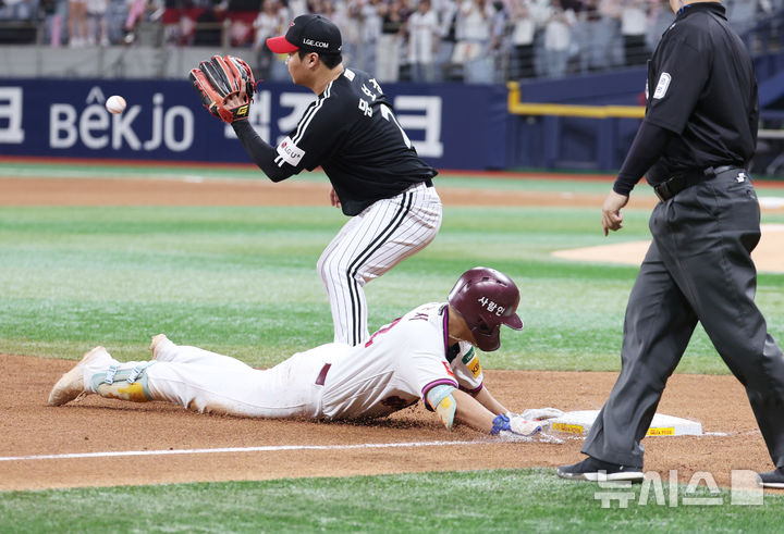 [서울=뉴시스] 김진아 기자 = 9일 서울 구로구 고척스카이돔에서 열린 2025 KBO리그 LG 트윈스와 키움 히어로즈의 경기, 6회말 2사 만루 키움 어준서가 3타점 3루타를 친 후 3루로 진루하고 있다. 2025.09.09. bluesoda@newsis.com