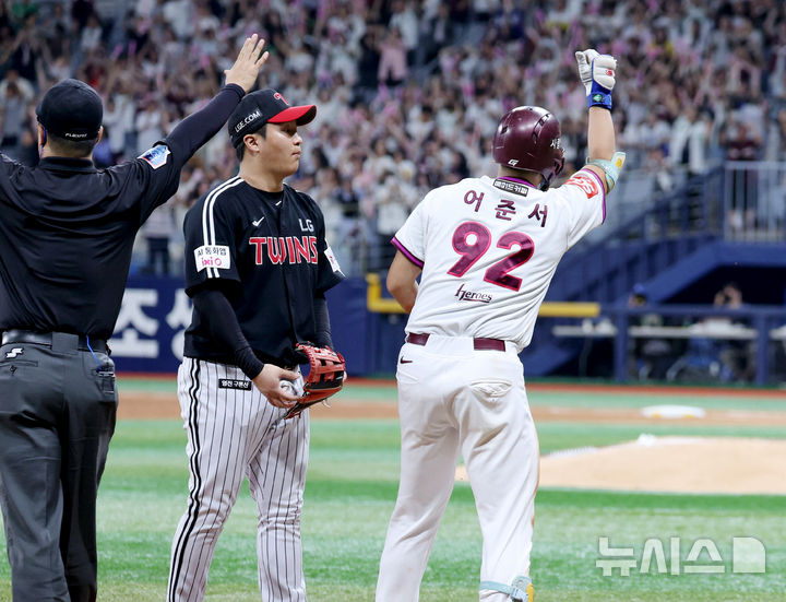 [서울=뉴시스] 김진아 기자 = 9일 서울 구로구 고척스카이돔에서 열린 2025 KBO리그 LG 트윈스와 키움 히어로즈의 경기, 6회말 2사 만루 키움 어준서가 3타점 3루타를 친 후 기뻐하고 있다. 2025.09.09. bluesoda@newsis.com