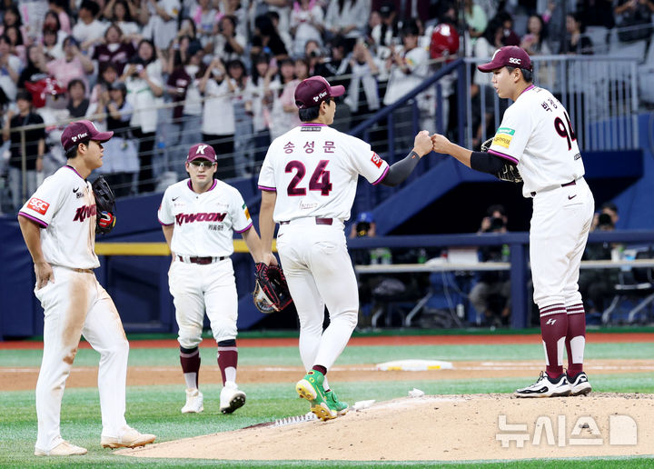 [서울=뉴시스] 김진아 기자 = 9일 서울 구로구 고척스카이돔에서 열린 2025 KBO리그 LG 트윈스와 키움 히어로즈의 경기,11-2로 승리한 키움 박정훈과 선수들이 기뻐하고 있다. 2025.09.09. bluesoda@newsis.com