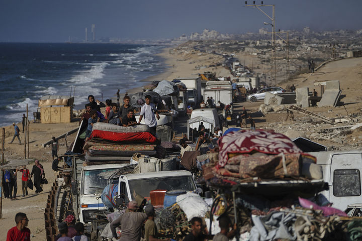[가자시티=AP/뉴시스] 9일(현지 시간) 팔레스타인 피란민들이 짐을 챙겨 가자지구 북부에서 남쪽으로 대피하고 있다. 이스라엘군은 이날 대규모 공격에 앞서 가자시티 전 주민에게 대피령을 내리면서 잔류 시 큰 위험에 처할 수 있다고 경고했다. 2025.09.10.