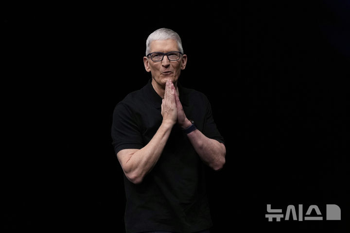 [쿠퍼티노=AP/뉴시스] 팀 쿡 애플 CEO가 9일(현지 시간) 미국 캘리포니아주 쿠퍼티노 애플파크에서 신제품을 소개하고 있다. 2025.09.10.