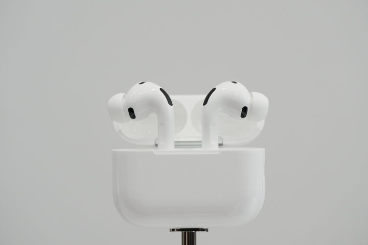 [쿠퍼티노=AP/뉴시스] 9일(현지 시간) 미국 캘리포니아주 쿠퍼티노 애플파크에서 에어팟 프로3가 공개되고 있다. 2025.09.10.