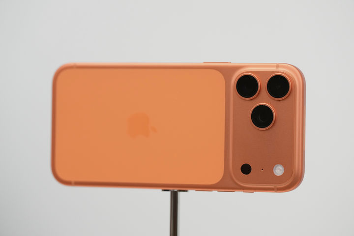 [쿠퍼티노=AP/뉴시스] 9일(현지 시간) 미국 캘리포니아주 쿠퍼티노 애플파크에서 아이폰 17 프로가 공개됐다. 2025.09.10.