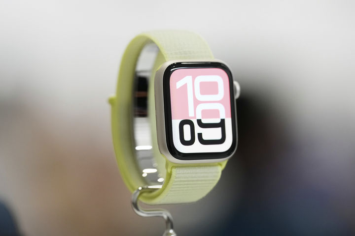 [쿠퍼티노=AP/뉴시스] 9일(현지 시간) 미국 캘리포니아주 쿠퍼티노 애플파크에서 애플워치11이 공개되고 있다. 2025.09.10.