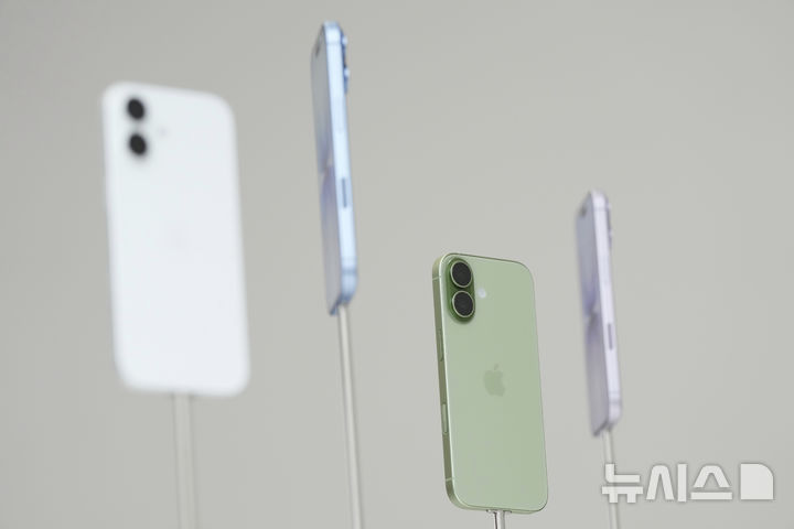 [쿠퍼티노=AP/뉴시스] 9일(현지 시간) 미국 캘리포니아주 쿠퍼티노 애플파크에서 아이폰 17이 공개되고 있다. 2025.09.10.