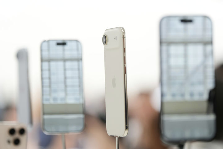 [쿠퍼티노=AP/뉴시스] 9일(현지 시간) 미국 캘리포니아주 쿠퍼티노 애플파크에서 아이폰 에어가 공개되고 있다. 2025.09.10.