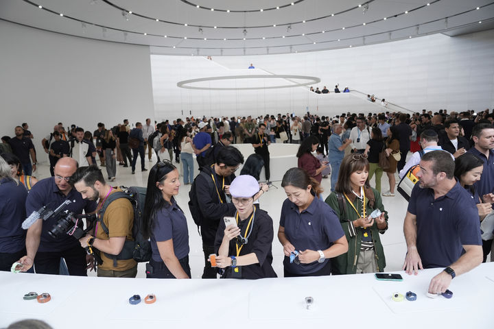 [쿠퍼티노=AP/뉴시스] 9일(현지 시간) 미국 캘리포니아주 쿠퍼티노 애플파크에서 방문객들이 아이폰17 시리즈와 아이폰 에어, 애플워치11과 애플워치 울트라3, 에어팟3 프로 등 신제품을 살펴보고 있다. 2025.09.10.