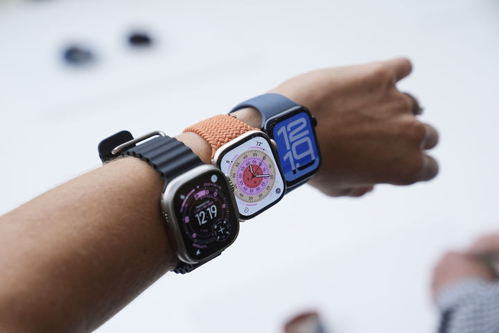 [쿠퍼티노=AP/뉴시스] 9일(현지 시간) 미국 캘리포니아주 쿠퍼티노 애플파크에서 방문객이 애플워치11과 애플워치 울트라3 등 신제품을 살펴보고 있다. 2025.09.10.