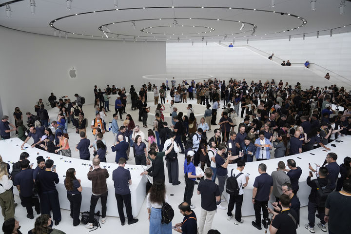 [쿠퍼티노=AP/뉴시스] 9일(현지 시간) 미국 캘리포니아주 쿠퍼티노 애플파크에서 방문객들이 아이폰17 시리즈와 아이폰 에어, 애플워치11과 애플워치 울트라3, 에어팟3 프로 등 신제품을 살펴보고 있다. 2025.09.10.