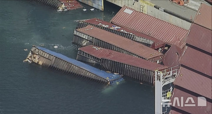 [롱비치=AP/뉴시스] 9일(현지 시간) 미 캘리포니아주 롱비치항 화물선에서 컨테이너가 떨어지고 있다. 이날 오전 화물선 미시시피호에서 최소 67개의 컨테이너가 바다에 추락해 밑에 있던 바지선이 파손됐으며 항구가 일시 마비됐다. 2025.09.10.