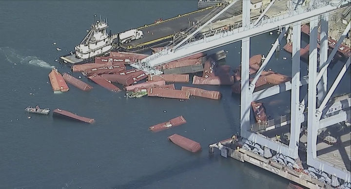 [롱비치=AP/뉴시스] 9일(현지 시간) 미 캘리포니아주 롱비치항 화물선에서 떨어진 컨테이너들이 바다에 빠져 있다. 이날 오전 화물선 미시시피호에서 최소 67개의 컨테이너가 바다에 추락해 밑에 있던 바지선이 파손됐으며 항구가 일시 마비됐다. 2025.09.10.