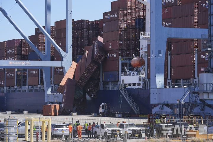 [롱비치=AP/뉴시스] 9일(현지 시간) 미 캘리포니아주 롱비치항 화물선에서 컨테이너가 떨어지고 있다. 이날 오전 화물선 미시시피호에서 최소 67개의 컨테이너가 바다에 추락해 밑에 있던 바지선이 파손됐으며 항구가 일시 마비됐다. 2025.09.10.