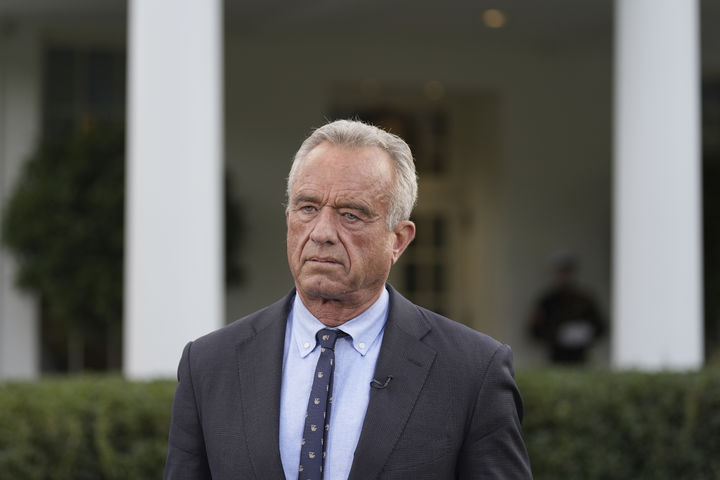 [백악관=AP/뉴시스]로버트 F 케네디 미국 보건복지부장관이 9일(현지 시간) 백악관 웨스트윙 앞에서 인터뷰하고 있다. 2025.09.10.