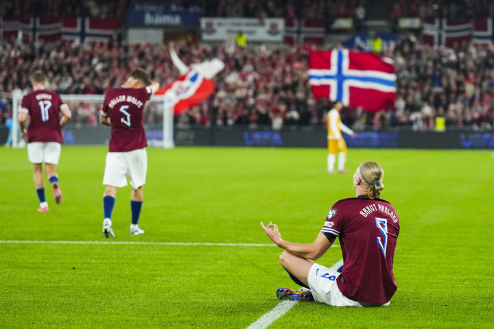 [오슬로=AP/뉴시스] 노르웨이의 엘링 홀란(오른쪽)이 9일(현지 시간) 노르웨이 오슬로 울레보 스타디온에서 열린 2026 국제축구연맹(FIFA) 북중미 월드컵 유럽 예선 I조 5차전 몰도바와 경기 중 득점 후 세리머니하고 있다. 홀란은 5골 2도움을 기록했고, 노르웨이는 11-1 대승을 거둬 5전 전승으로 조 선두를 지켰다. 2025.09.10.