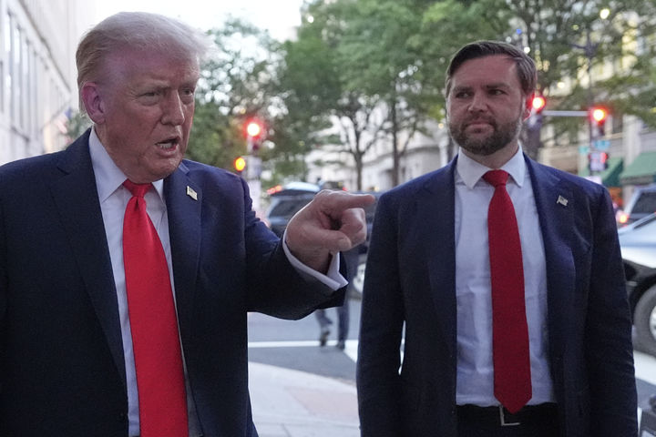 [워싱턴=AP/뉴시스]도널드 트럼프 미국 대통령이 9일(현지 시간) 워싱턴DC 백악관 근처 한 식당 옆에서 기자들과 대화하고 있다. 2025.09.10.