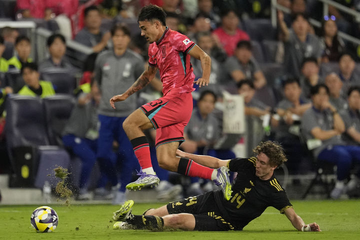 [내슈빌=AP/뉴시스] 옌스 카스트로프가 9일(현지 시간) 미 테네시주 내슈빌의 지오디스 파크에서 열린 멕시코와의 친선 경기 중 공을 다루고 있다. 한국이 전반 22분 라울 히메네스에게 실점해 0-1로 뒤진 채 전반을 마쳤다. 2025.09.10.