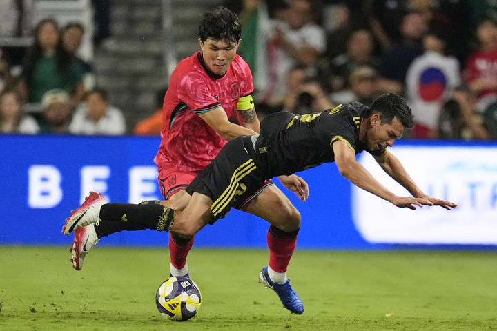 [내슈빌=AP/뉴시스] 김민재가 9일(현지 시간) 미 테네시주 내슈빌의 지오디스 파크에서 열린 멕시코와의 친선 경기 중 수비하고 있다. 한국이 전반 22분 라울 히메네스에게 실점해 0-1로 뒤진 채 전반을 마쳤다. 2025.09.10.