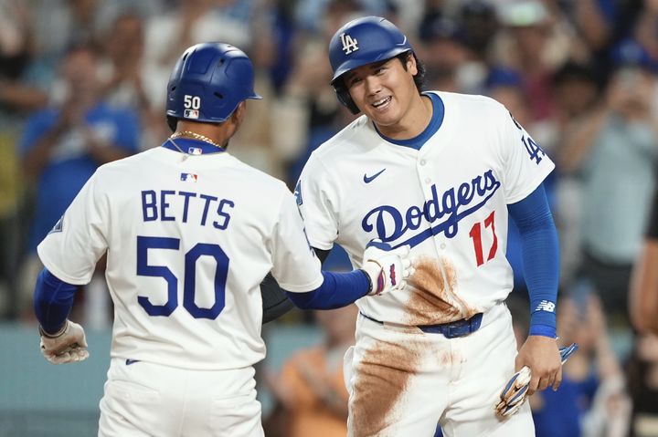 [로스앤젤레스=AP/뉴시스] LA 다저스 오타니 쇼헤이(오른쪽)가 10일(한국 시간) 미국 캘리포니아주 로스앤젤레스의 다저스타디움에서 열린 2025 메이저리그 콜로라도 로키스와의 경기에서 홈런을 친 무키 베츠를 축하하고 있다. 2025.09.10.