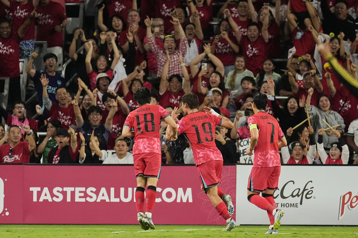 [내슈빌=AP/뉴시스] 오현규(19)가 9일(현지 시간) 미 테네시주 내슈빌의 지오디스 파크에서 열린 멕시코와의 친선 경기 후반 30분 역전 골을 넣은 후 이강인(18), 손흥민(7)과 함께 환호하고 있다. 한국은 후반 추가 시간 동점 골을 허용하면서 멕시코와 2-2 무승부를 기록했다. 2025.09.10.