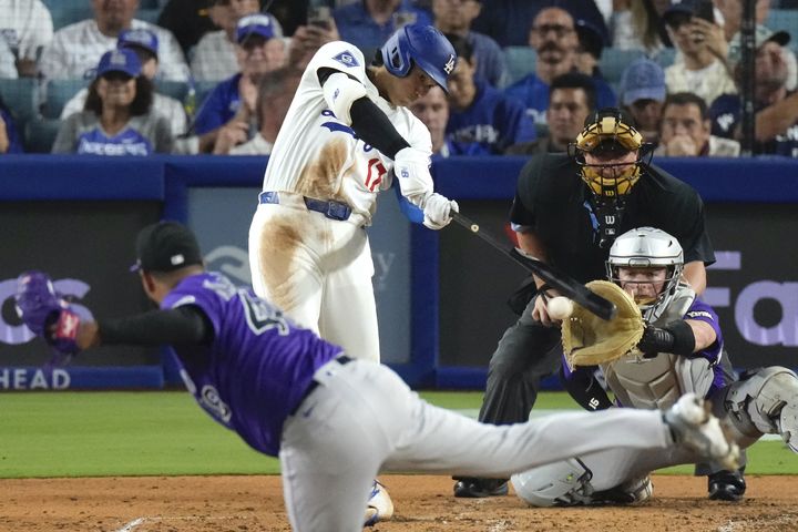 [로스앤젤레스=AP/뉴시스] LA 다저스 오타니 쇼헤이가 10일(한국 시간) 미국 캘리포니아주 로스앤젤레스의 다저스타디움에서 열린 2025 메이저리그 콜로라도 로키스와의 경기에서 안타를 치고 있다. 2025.09.10.