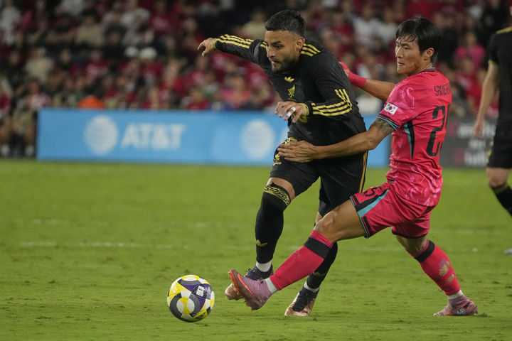 [내슈빌=AP/뉴시스] 정상빈이 9일(현지 시간) 미 테네시주 내슈빌의 지오디스 파크에서 열린 멕시코와의 친선 경기 중 공을 다투고 있다. 0-1로 전반을 마친 한국은 후반 20분 손흥민의 동점 골, 30분 오현규의 역전 골로 앞서나갔으나 추가 시간 동점 골을 허용하면서 멕시코와 2-2 무승부를 기록했다. 2025.09.10.