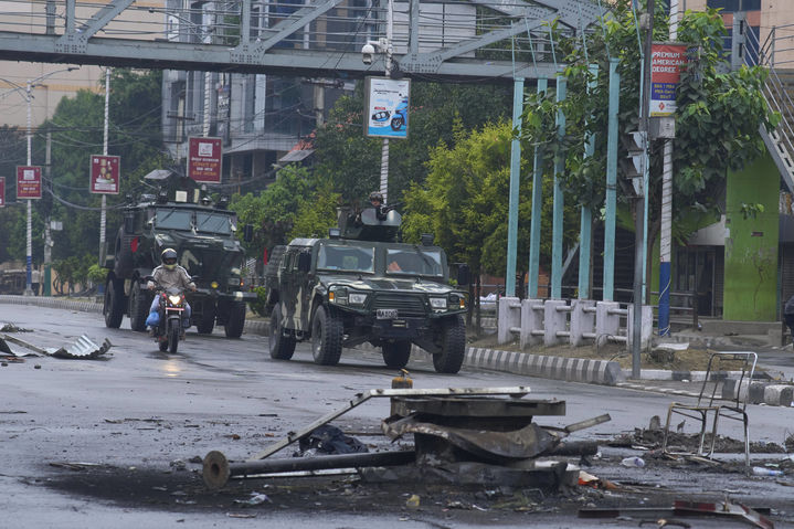 [카트만두=AP/뉴시스] 10일(현지 시간) 네팔 카트만두에서 네팔 군인들이 거리를 순찰하고 있다. 2025.09.10.