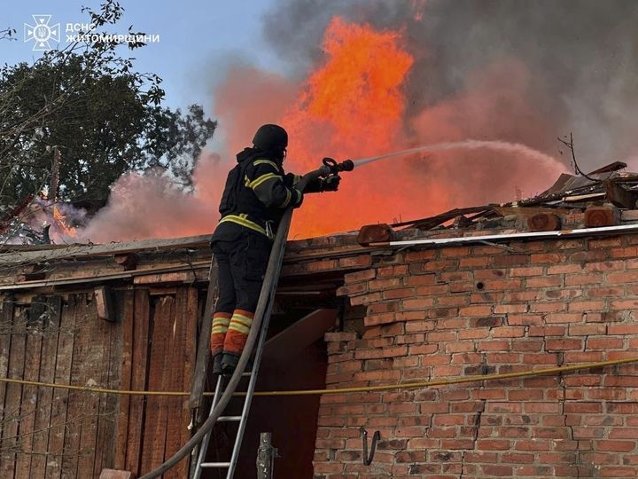 [지토미르=AP/뉴시스] 10일(현지 시간) 우크라이나 지토미르 주거 지역에서 한 소방관이 러시아의 공격으로 파괴된 주택의 화재를 진압하고 있다. 2025.09.15.