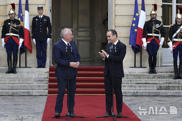 [AP/뉴시스] 10일 프랑스 총리 관저 마티뇽 앞마당에서 전임 프랑수와 바이루(왼쪽) 총리와 신임 세바스티엥 르코르뉘 총리가 이취임식을 갖고 있다 