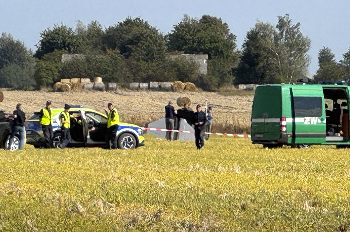 [보힌=AP/뉴시스] 지난 10일 폴란드 북부 보힌에서 경찰과 헌병들이 격추된 물체 잔해를수색하고 있다. 2025.09.11.