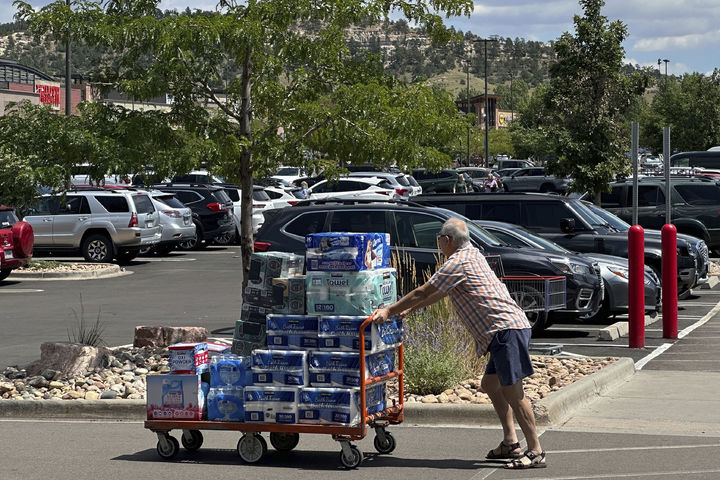 [콜로라도스프링스=AP/뉴시스] 지난 8월 12일(현지 시간) 미국 콜로라도주 콜로라도스프링스 소재 코스트코 주차장에서 한 쇼핑객이 카트를 밀고 있다. 2025.12.19.
