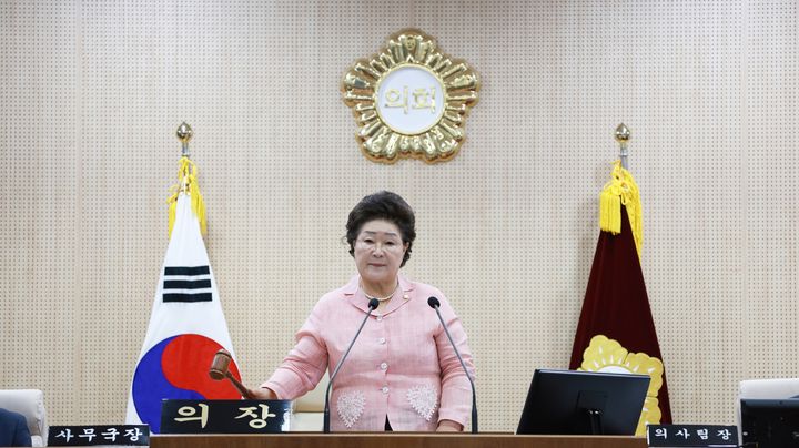 [통영=뉴시스] 신정철 기자= 경남 통영시의회(의장 배도수)는 오는 12일부터 29일까지 18일간 제239회 통영시의회 임시회를 개회, 기정예산 8900억 원 대비 약 1061억 원 증가한 9961억 원 규모의 2025년도 제2회 추가경정예산안과 조례안 등 안건을 심사하고, 주요사업장 현지확인을 실시한다고 9일 밝혔다.사진은 지난 238회 임시회 본회의 개회 모습.(사진=통영시의회 제공).2025.09.09. photo@newsis.com *재판매 및 DB 금지