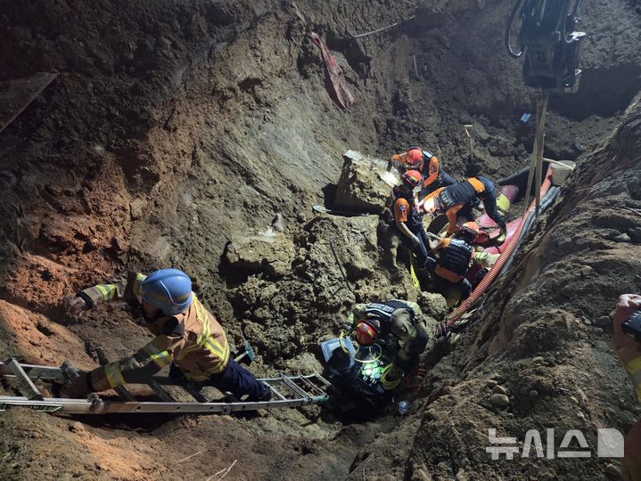 [파주=뉴시스] 매몰사고 현장. (사진=경기도북부소방재난본부 제공) 2025.09.10 photo@newsis.com