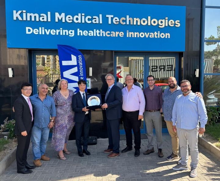 말초중심정맥카테터(PICC) 한국생산 및 물류기지 협력 계약 체결 현장. (왼쪽 네번째부터) 이윤석 더블유에스아이 대표이사, 메튜 프레스 키말 대표이사. (사진=더블유에스아이) *재판매 및 DB 금지